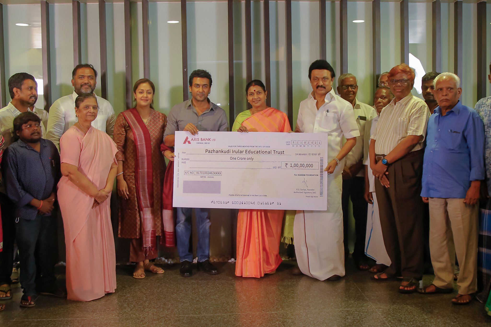 ஜெய்பீம் படத்தை புகழ்ந்துதள்ளிய முதல்வர் ஸ்டாலின்...! படக்குழுவினர் மற்றும் நடிகர் சூர்யாவை பாராட்டிய முதல்வர்...! இணையத்தில் செம வைரல்!