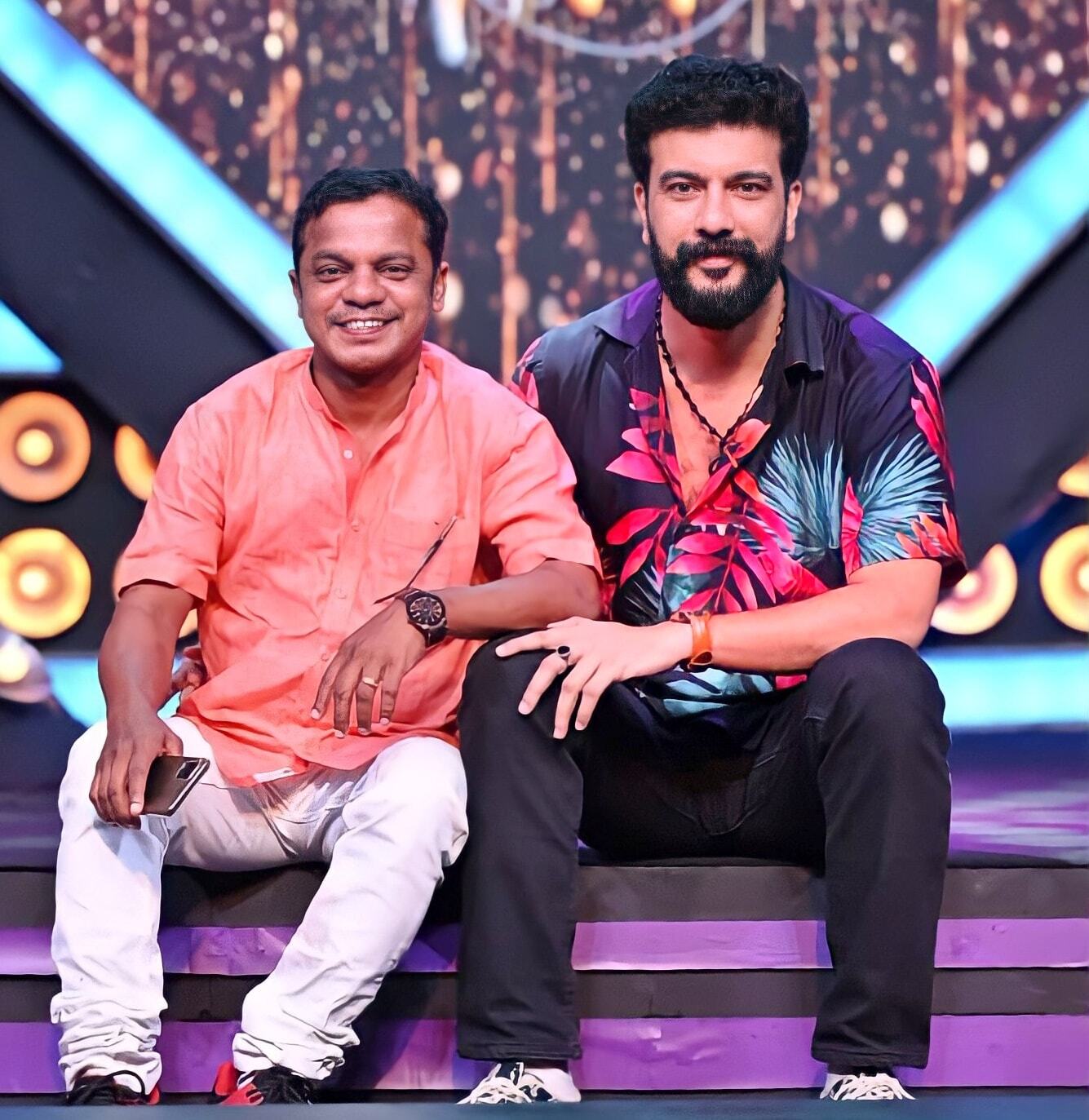 സിക്‌സ് പാക്കോ ഫാമിലി പാക്കോ; മസില്‍ പെരുപ്പിച്ച് കുഞ്ചാക്കോ ബോബനൊപ്പം രമേഷ് പിഷാരടി