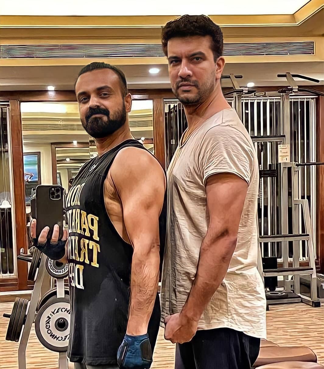 സിക്‌സ് പാക്കോ ഫാമിലി പാക്കോ; മസില്‍ പെരുപ്പിച്ച് കുഞ്ചാക്കോ ബോബനൊപ്പം രമേഷ് പിഷാരടി