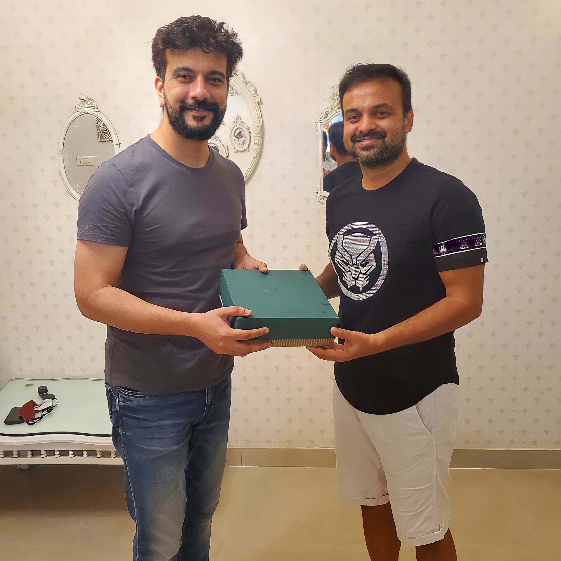 സിക്‌സ് പാക്കോ ഫാമിലി പാക്കോ; മസില്‍ പെരുപ്പിച്ച് കുഞ്ചാക്കോ ബോബനൊപ്പം രമേഷ് പിഷാരടി