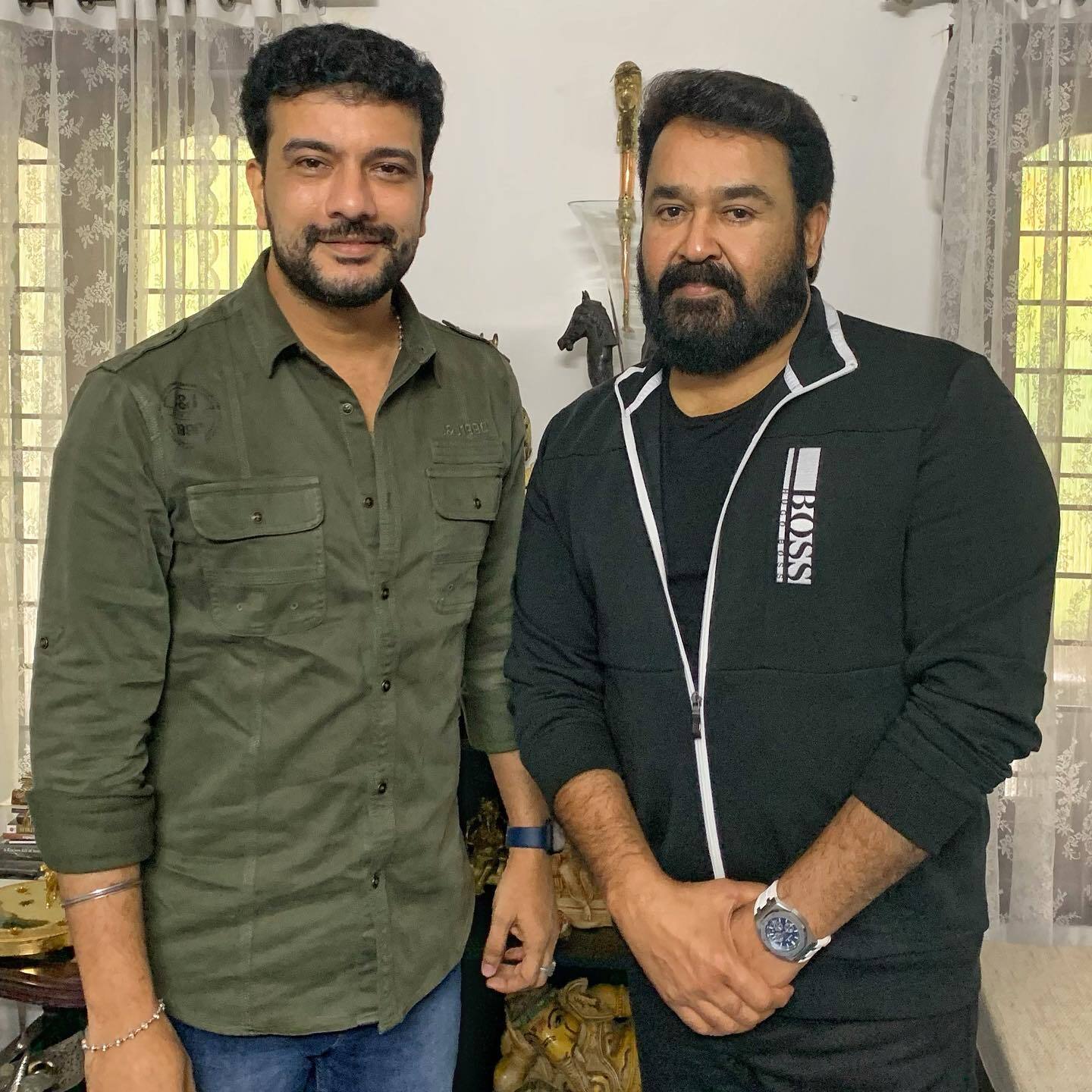 സിക്‌സ് പാക്കോ ഫാമിലി പാക്കോ; മസില്‍ പെരുപ്പിച്ച് കുഞ്ചാക്കോ ബോബനൊപ്പം രമേഷ് പിഷാരടി