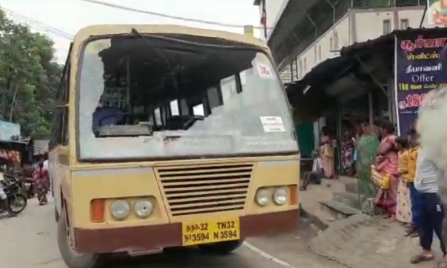 பாமக கட்சியின் போராட்டத்தில் அரசு பேருந்து கண்ணாடி உடைப்பு...! கள்ளக்குறிச்சியில் பரபரப்பு...!  போலீசார் குவிப்பு!  