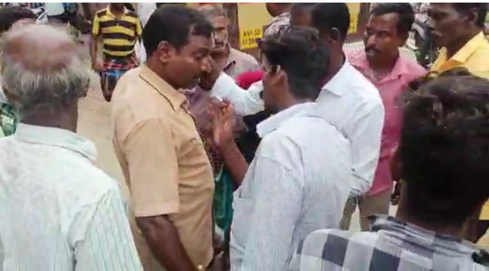 பாமக கட்சியின் போராட்டத்தில் அரசு பேருந்து கண்ணாடி உடைப்பு...! கள்ளக்குறிச்சியில் பரபரப்பு...!  போலீசார் குவிப்பு!  