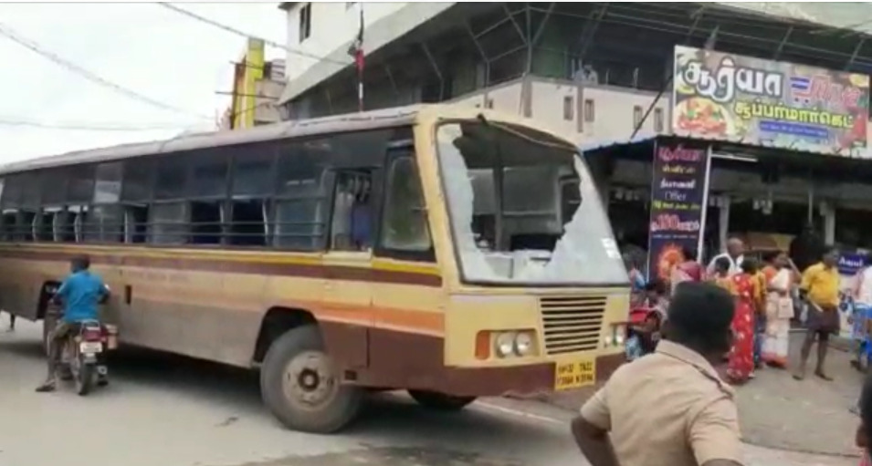 பாமக கட்சியின் போராட்டத்தில் அரசு பேருந்து கண்ணாடி உடைப்பு...! கள்ளக்குறிச்சியில் பரபரப்பு...!  போலீசார் குவிப்பு!  