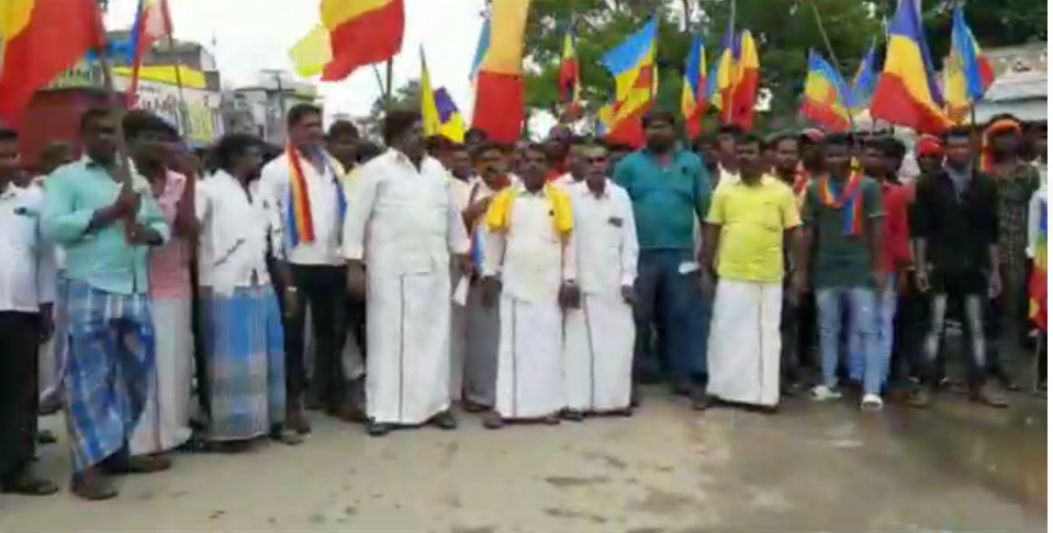 பாமக கட்சியின் போராட்டத்தில் அரசு பேருந்து கண்ணாடி உடைப்பு...! கள்ளக்குறிச்சியில் பரபரப்பு...!  போலீசார் குவிப்பு!  