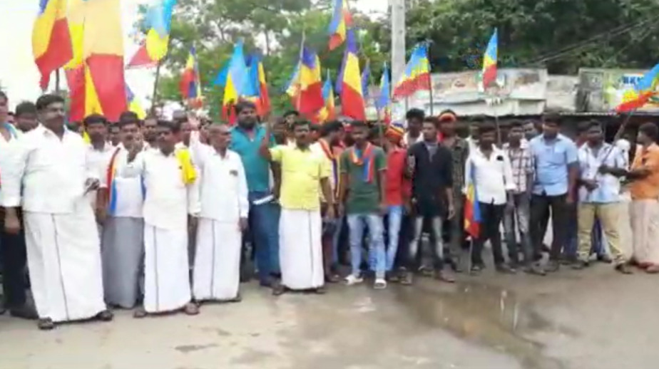 பாமக கட்சியின் போராட்டத்தில் அரசு பேருந்து கண்ணாடி உடைப்பு...! கள்ளக்குறிச்சியில் பரபரப்பு...!  போலீசார் குவிப்பு!  