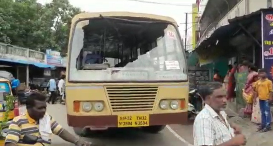 பாமக கட்சியின் போராட்டத்தில் அரசு பேருந்து கண்ணாடி உடைப்பு...! கள்ளக்குறிச்சியில் பரபரப்பு...!  போலீசார் குவிப்பு!  