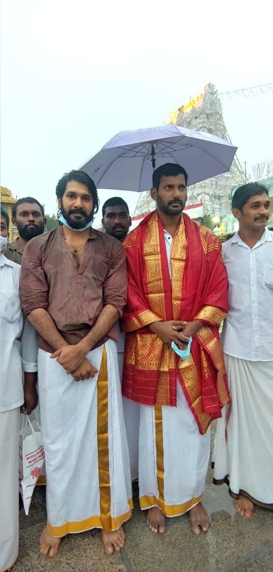 ஆண்டவா எல்லாரையும் காப்பாத்துப்பா...!  திருப்பதி ஏழுமலையான் கோவிலில் நடிகர் விஷால்...! இணையத்தை கலக்கும் வைரல் புகைப்படம்!