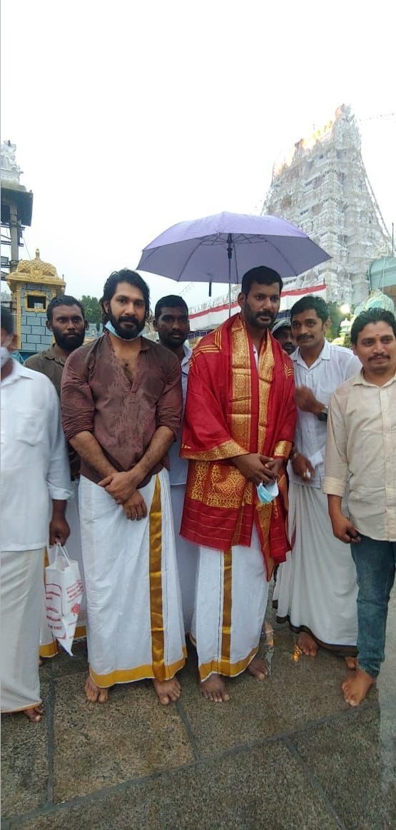 ஆண்டவா எல்லாரையும் காப்பாத்துப்பா...!  திருப்பதி ஏழுமலையான் கோவிலில் நடிகர் விஷால்...! இணையத்தை கலக்கும் வைரல் புகைப்படம்!