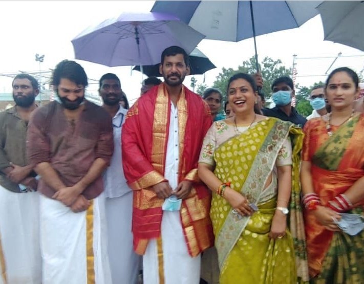 ஆண்டவா எல்லாரையும் காப்பாத்துப்பா...!  திருப்பதி ஏழுமலையான் கோவிலில் நடிகர் விஷால்...! இணையத்தை கலக்கும் வைரல் புகைப்படம்!