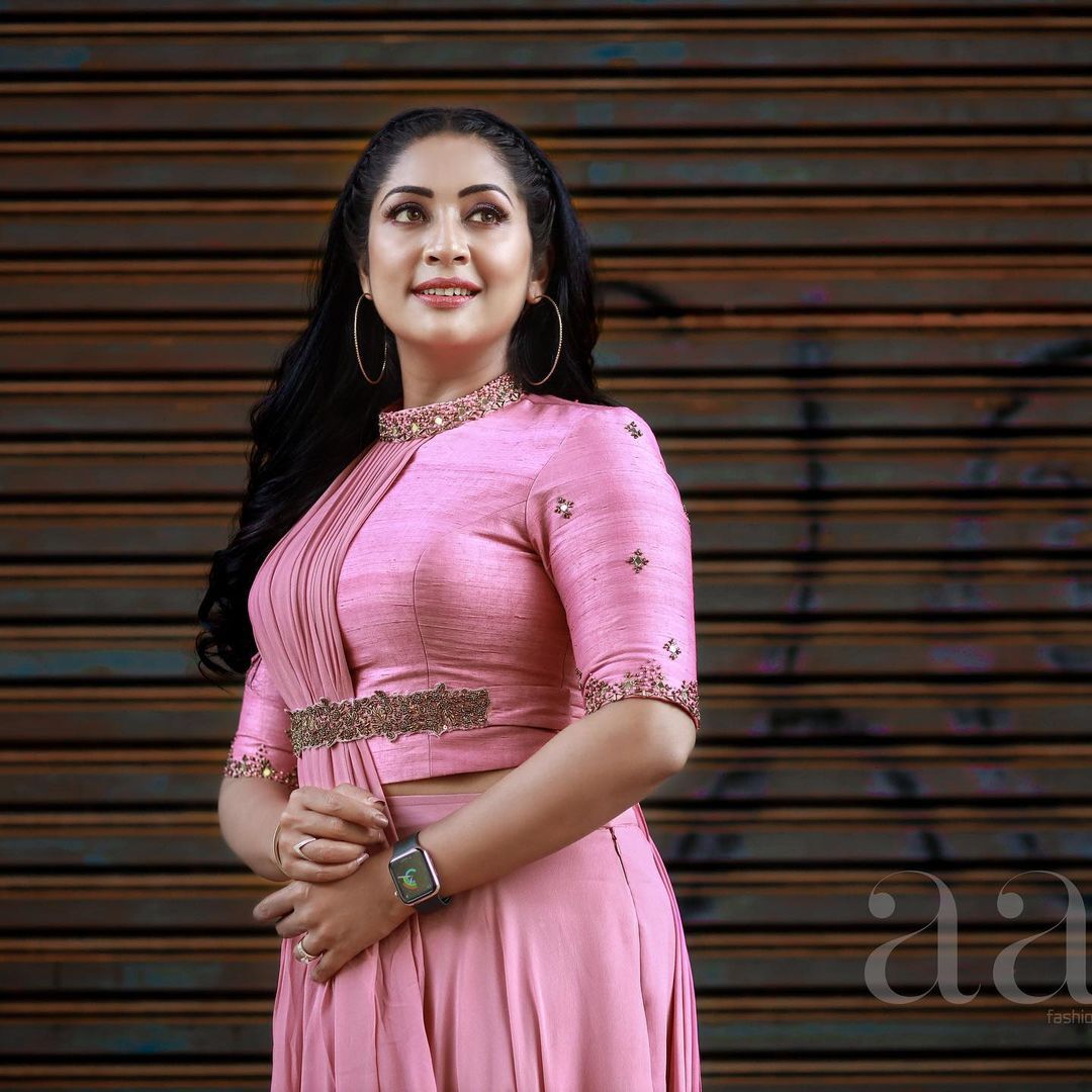  നവ്യയുടെ ഫോട്ടോ കണ്ട് കണ്ണു തള്ളി ആരാധകർ.. ഇതൊക്കെയാണ് തിരിച്ചുവരവ്..പ്രായം വെറും നമ്പർ