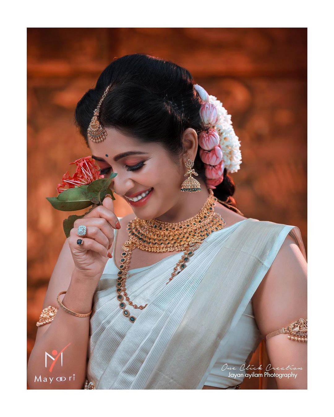  നവ്യയുടെ ഫോട്ടോ കണ്ട് കണ്ണു തള്ളി ആരാധകർ.. ഇതൊക്കെയാണ് തിരിച്ചുവരവ്..പ്രായം വെറും നമ്പർ