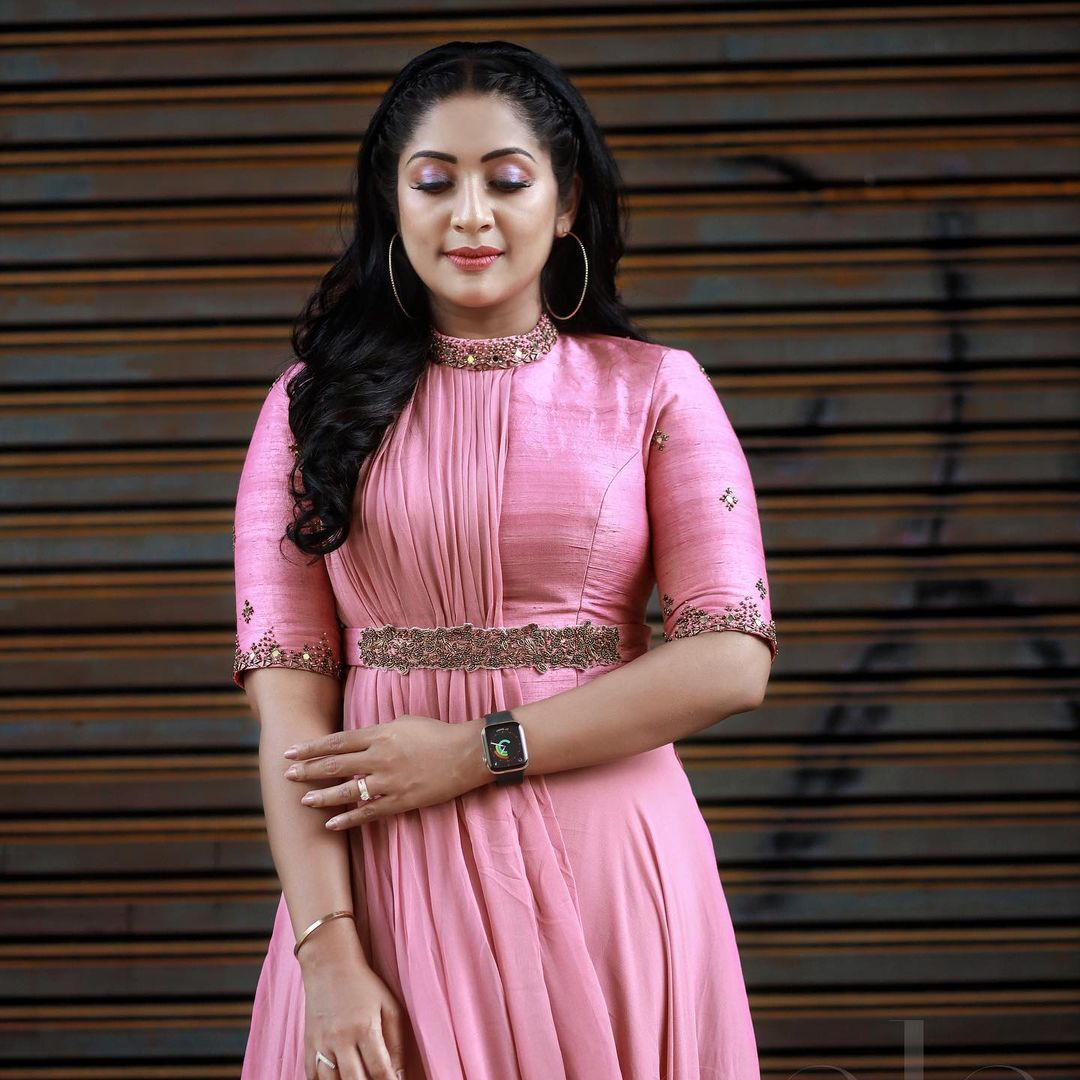  നവ്യയുടെ ഫോട്ടോ കണ്ട് കണ്ണു തള്ളി ആരാധകർ.. ഇതൊക്കെയാണ് തിരിച്ചുവരവ്..പ്രായം വെറും നമ്പർ