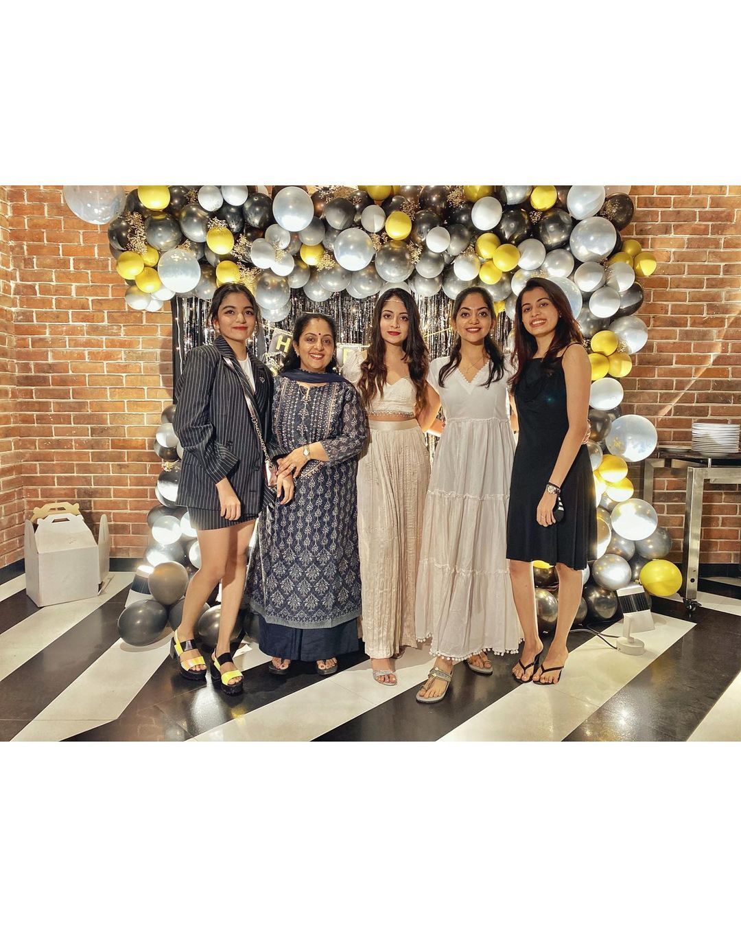  പൊളിയെന്ന് പറഞ്ഞാൽ വൻ പൊളി.. ഇഷാനിയുടെ പിറന്നാൾ അടിച്ചുപൊളിച്ച് അഹാനയും അനിയത്തിമാരും