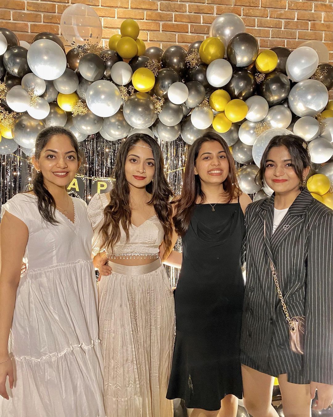  പൊളിയെന്ന് പറഞ്ഞാൽ വൻ പൊളി.. ഇഷാനിയുടെ പിറന്നാൾ അടിച്ചുപൊളിച്ച് അഹാനയും അനിയത്തിമാരും