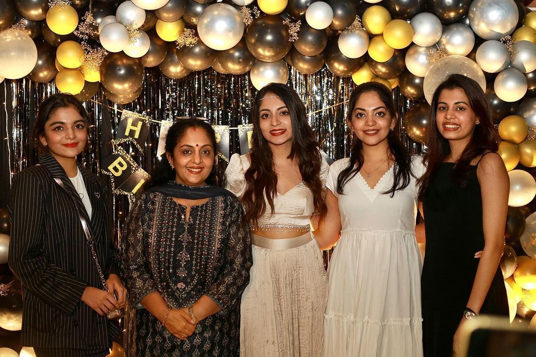  പൊളിയെന്ന് പറഞ്ഞാൽ വൻ പൊളി.. ഇഷാനിയുടെ പിറന്നാൾ അടിച്ചുപൊളിച്ച് അഹാനയും അനിയത്തിമാരും