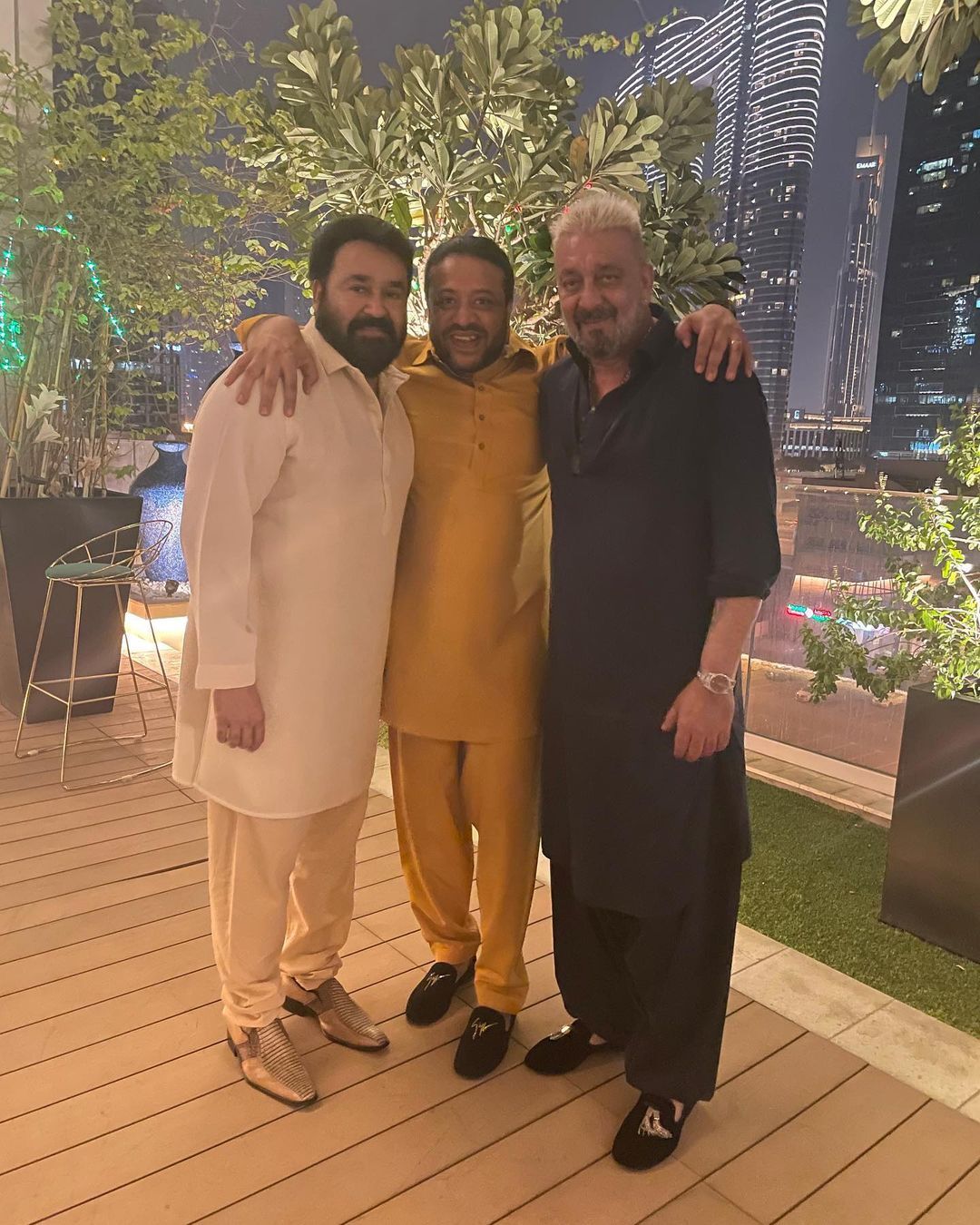 മോഹന്‍ലാലിനെ ചേര്‍ത്ത് പിടിച്ച് സഞ്ജയ് ദത്ത്: താരരാജക്കന്‍മാരുടെ ചിത്രങ്ങള്‍ വൈറലാവുന്നു