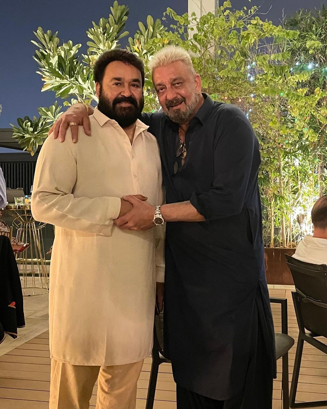 മോഹന്‍ലാലിനെ ചേര്‍ത്ത് പിടിച്ച് സഞ്ജയ് ദത്ത്: താരരാജക്കന്‍മാരുടെ ചിത്രങ്ങള്‍ വൈറലാവുന്നു