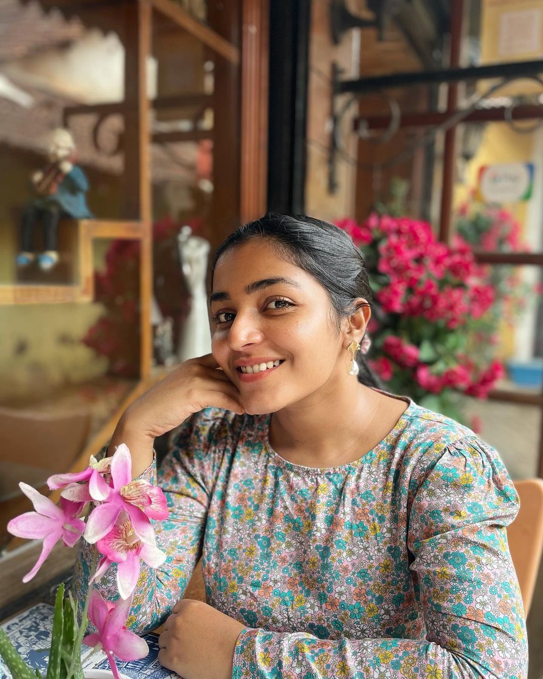 വെളിച്ചം ദുഃഖമല്ലുണ്ണീ... : പുത്തന്‍ ചിത്രങ്ങളുമായി പ്രിയ താരം രജിഷ വിജയന്‍