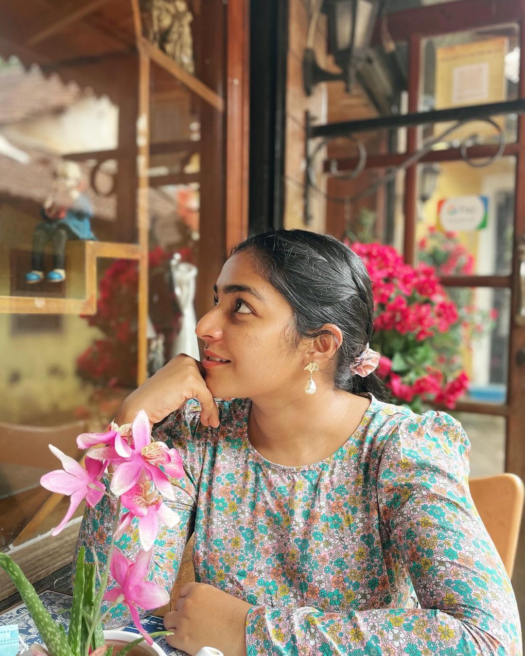 വെളിച്ചം ദുഃഖമല്ലുണ്ണീ... : പുത്തന്‍ ചിത്രങ്ങളുമായി പ്രിയ താരം രജിഷ വിജയന്‍