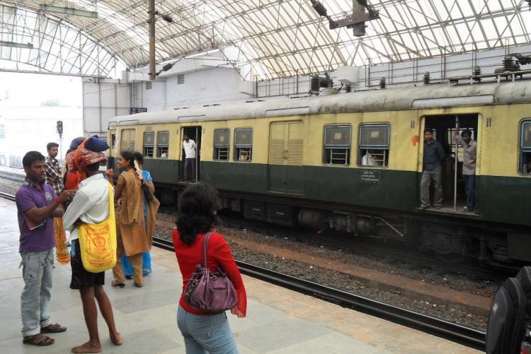 சென்னை வாசிகளுக்கு ஒரு குட் நியூஸ்....! சென்னையில் மின்சார ரயில் சேவை மீண்டும் தொடக்கம்...! தெற்கு ரயில்வே தகவல்! 
