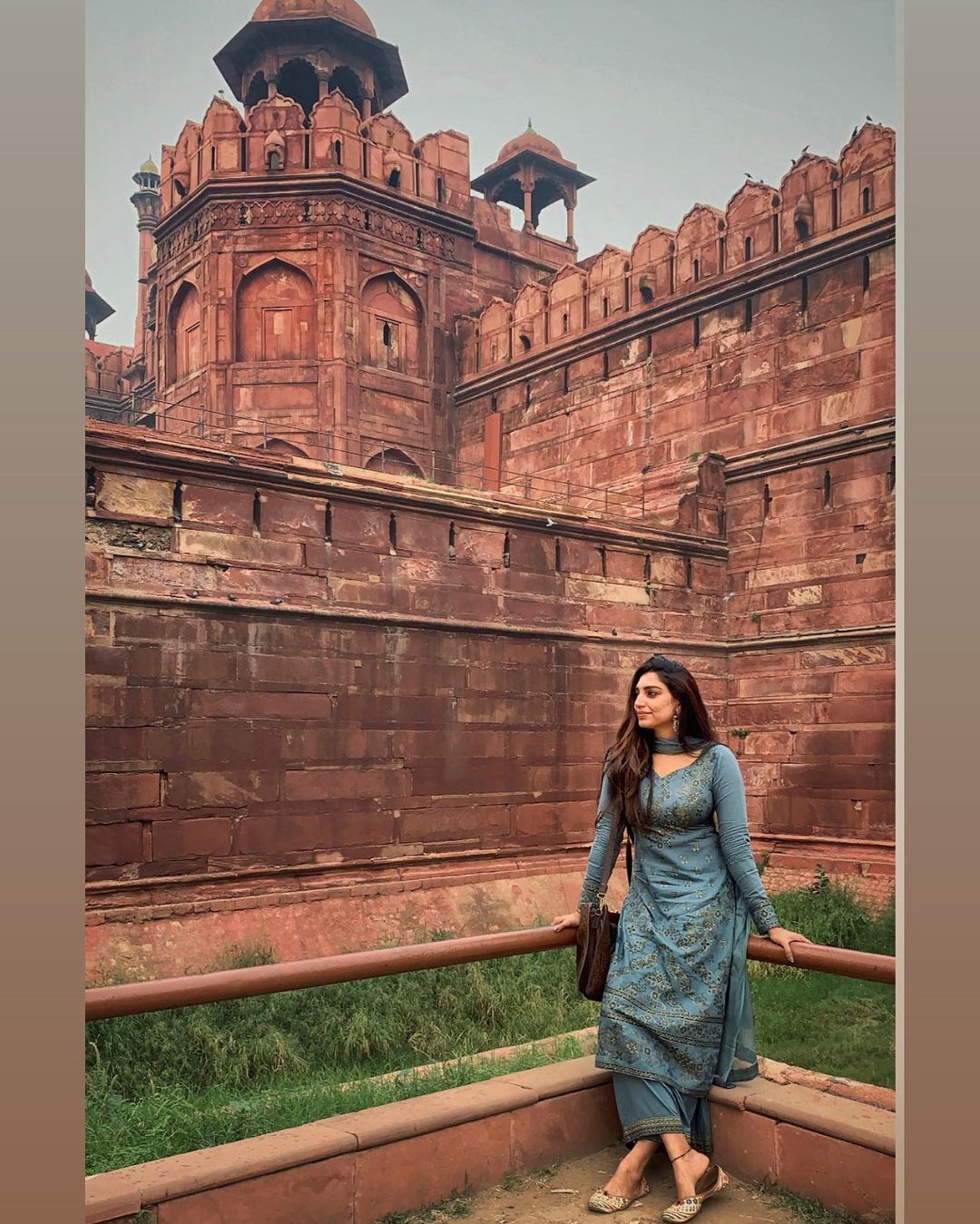 അങ്ങ് ചെങ്കോട്ടയില്‍ എത്തിയാലും ഫോട്ടോ ഷൂട്ട്: വൈറലായി റിതു മന്ത്രയുടെ പുതിയ ചിത്രങ്ങള്‍