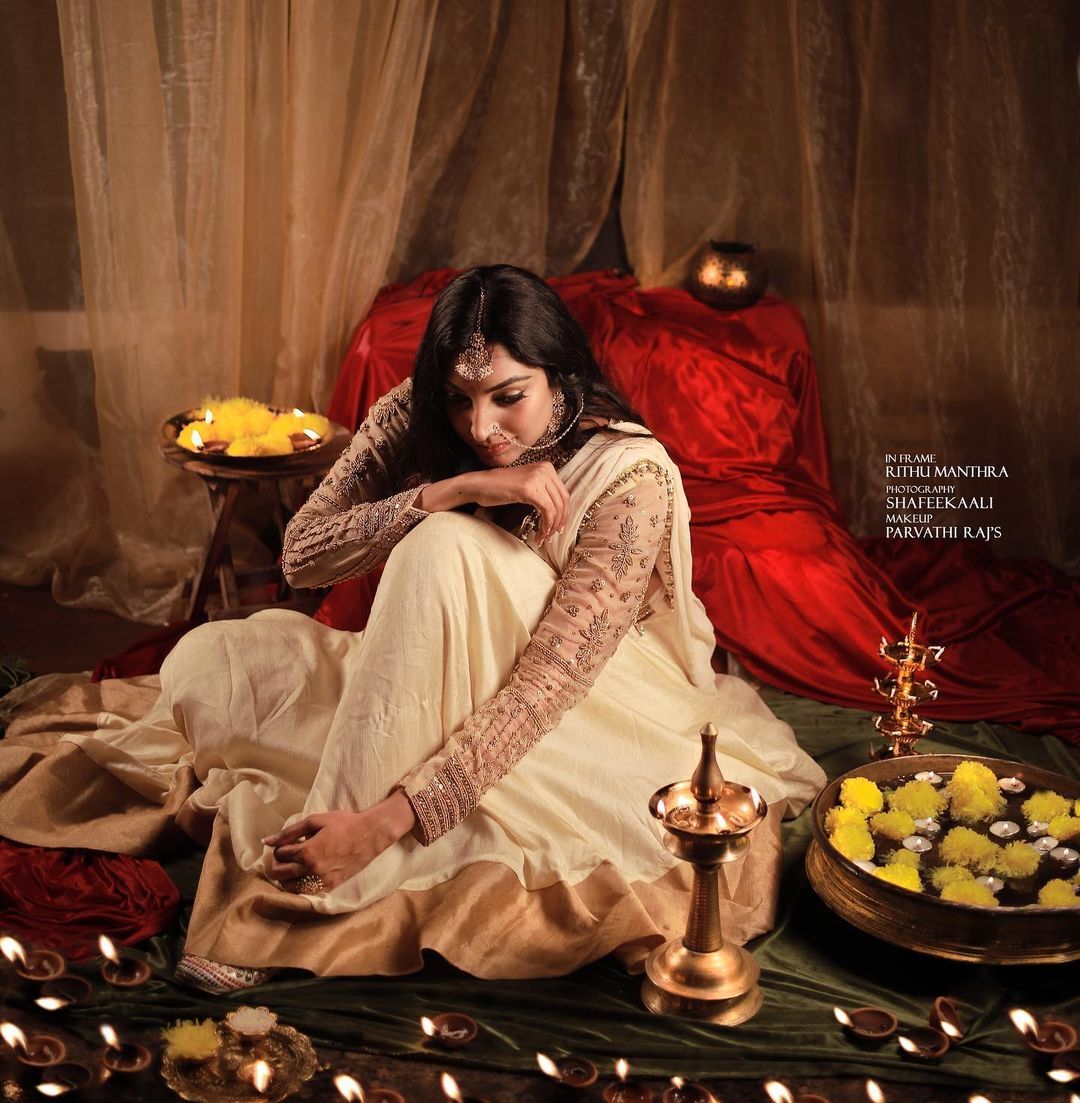 അങ്ങ് ചെങ്കോട്ടയില്‍ എത്തിയാലും ഫോട്ടോ ഷൂട്ട്: വൈറലായി റിതു മന്ത്രയുടെ പുതിയ ചിത്രങ്ങള്‍