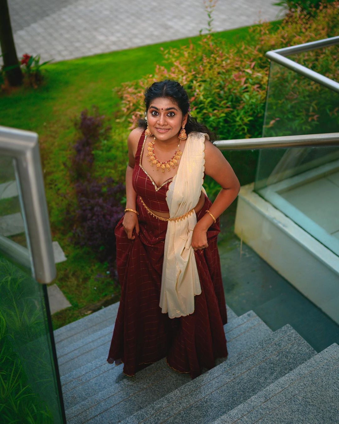 തനി നാടന്‍ ചിത്രങ്ങളുമായി നിമിഷ സജയന്‍; എവിടെയാണീ കാക്കത്തുരുത്ത്?