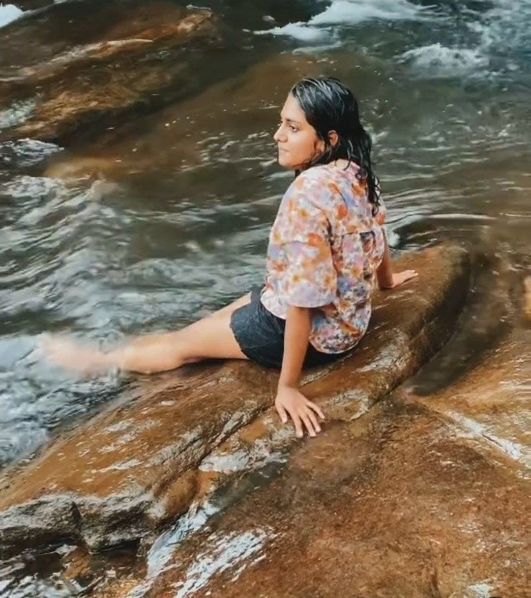 തനി നാടന്‍ ചിത്രങ്ങളുമായി നിമിഷ സജയന്‍; എവിടെയാണീ കാക്കത്തുരുത്ത്?