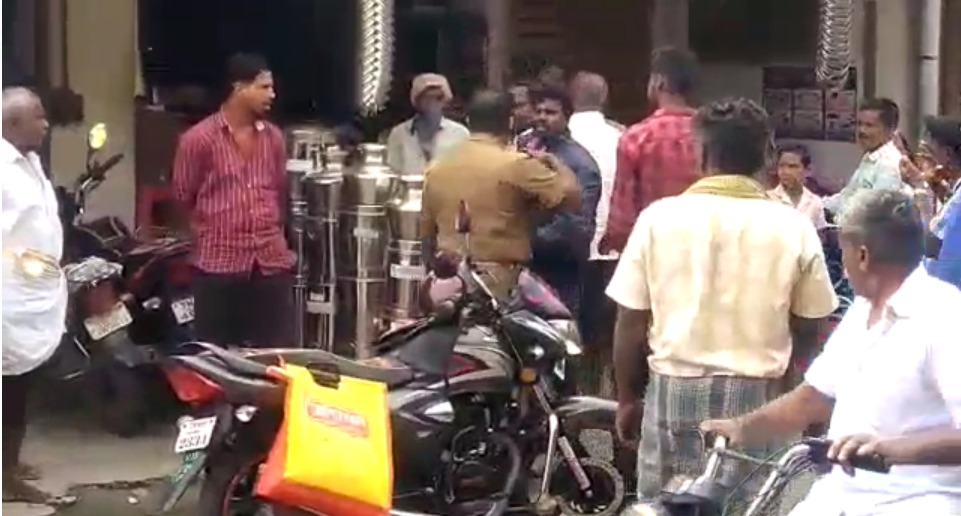 என்னா அடி....போலீசாரை தாக்கிய வாகன ஓட்டுநர்...! நடுரோட்டில் ஒருவரை ஒருவர் தாக்கி கொண்ட சம்பவம்...!  திருப்பத்தூரில் பரபரப்பு! 