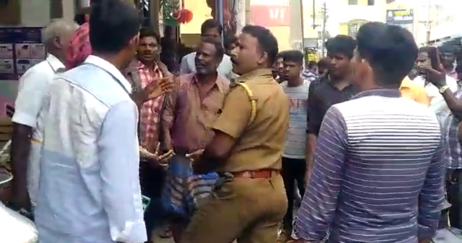 என்னா அடி....போலீசாரை தாக்கிய வாகன ஓட்டுநர்...! நடுரோட்டில் ஒருவரை ஒருவர் தாக்கி கொண்ட சம்பவம்...!  திருப்பத்தூரில் பரபரப்பு! 