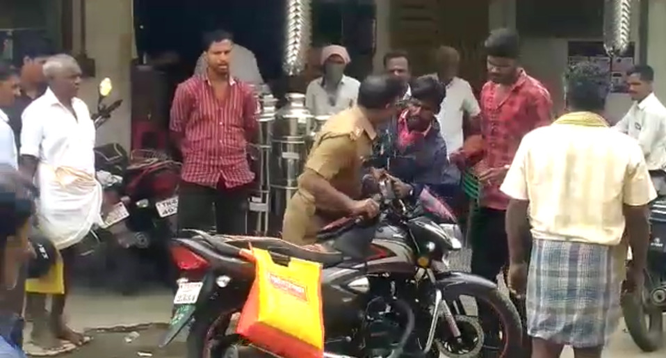 என்னா அடி....போலீசாரை தாக்கிய வாகன ஓட்டுநர்...! நடுரோட்டில் ஒருவரை ஒருவர் தாக்கி கொண்ட சம்பவம்...!  திருப்பத்தூரில் பரபரப்பு! 