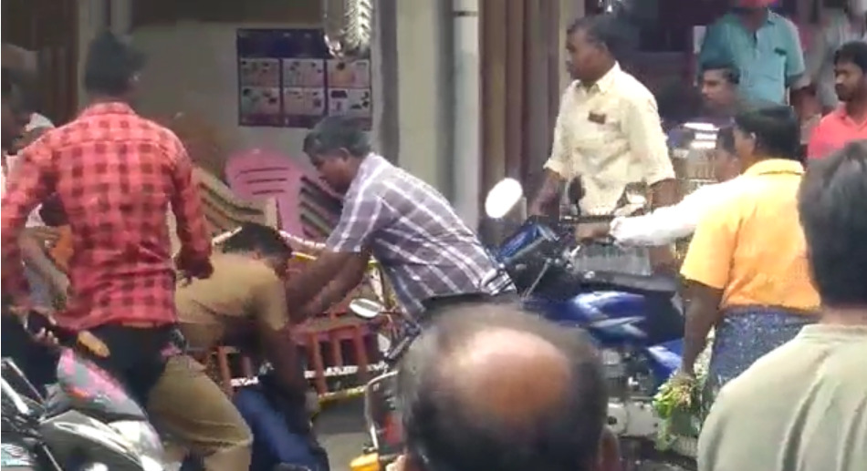 என்னா அடி....போலீசாரை தாக்கிய வாகன ஓட்டுநர்...! நடுரோட்டில் ஒருவரை ஒருவர் தாக்கி கொண்ட சம்பவம்...!  திருப்பத்தூரில் பரபரப்பு! 