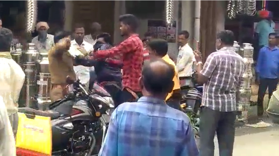 என்னா அடி....போலீசாரை தாக்கிய வாகன ஓட்டுநர்...! நடுரோட்டில் ஒருவரை ஒருவர் தாக்கி கொண்ட சம்பவம்...!  திருப்பத்தூரில் பரபரப்பு! 