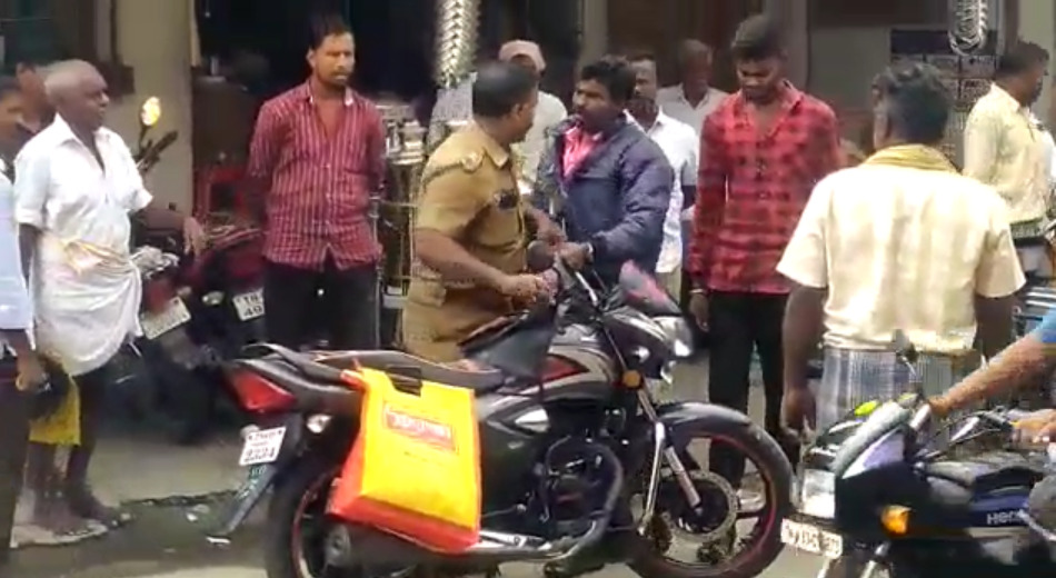 என்னா அடி....போலீசாரை தாக்கிய வாகன ஓட்டுநர்...! நடுரோட்டில் ஒருவரை ஒருவர் தாக்கி கொண்ட சம்பவம்...!  திருப்பத்தூரில் பரபரப்பு! 