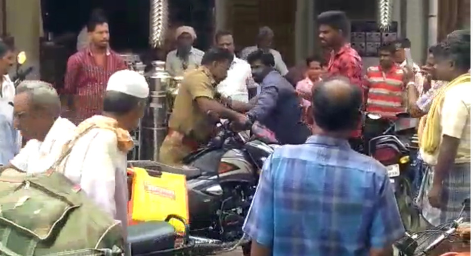 என்னா அடி....போலீசாரை தாக்கிய வாகன ஓட்டுநர்...! நடுரோட்டில் ஒருவரை ஒருவர் தாக்கி கொண்ட சம்பவம்...!  திருப்பத்தூரில் பரபரப்பு! 