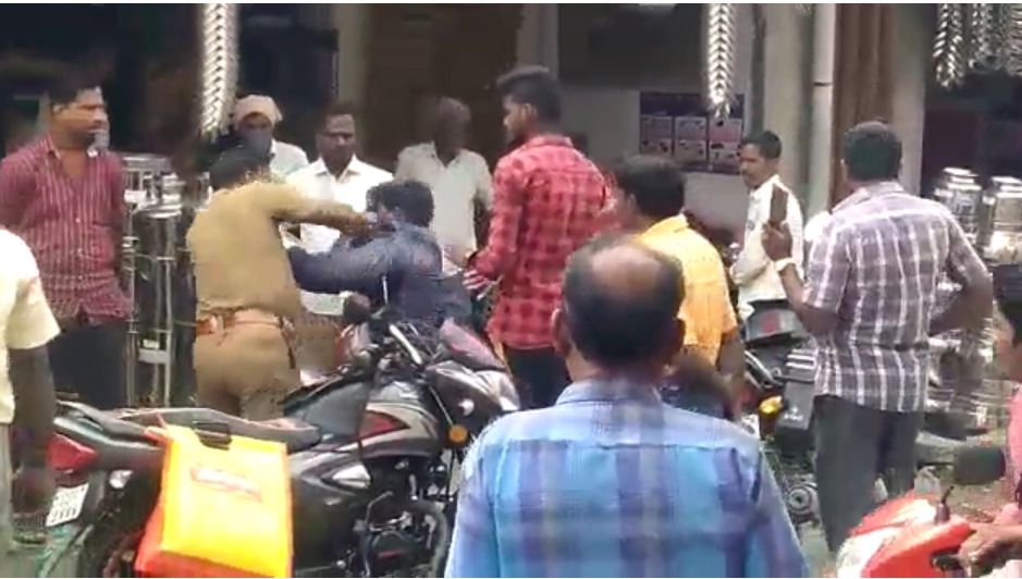 என்னா அடி....போலீசாரை தாக்கிய வாகன ஓட்டுநர்...! நடுரோட்டில் ஒருவரை ஒருவர் தாக்கி கொண்ட சம்பவம்...!  திருப்பத்தூரில் பரபரப்பு! 