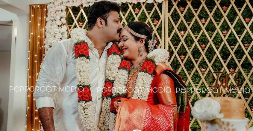 മുത്തം നല്‍കി കൂടെ കൂട്ടി!! ചന്ദ്ര ലക്ഷ്മണ്‍ ഇനി ടോഷിന്റെ 'സ്വന്തം സുജാത'... വിവാഹ ചിത്രങ്ങള്‍