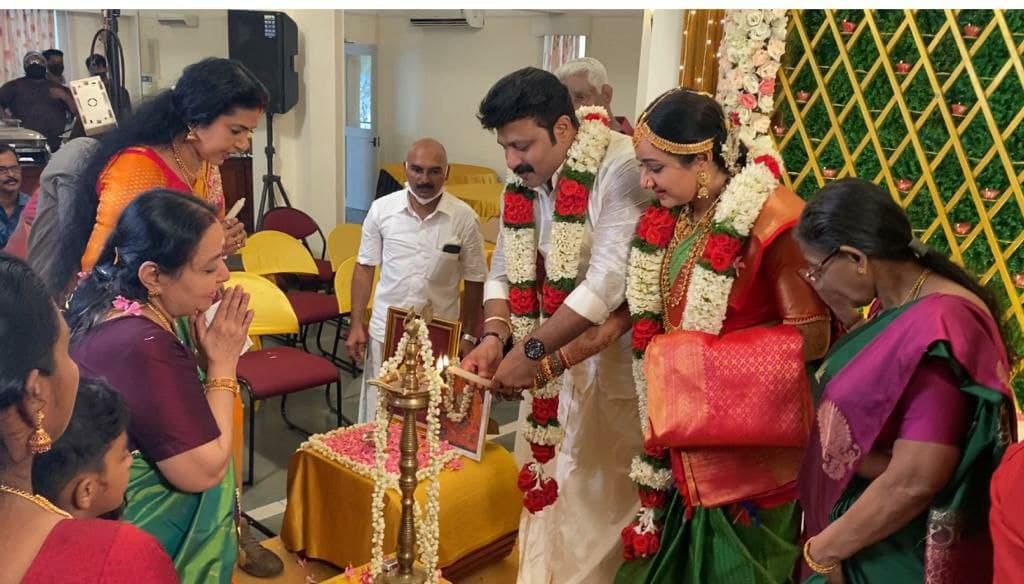 മുത്തം നല്‍കി കൂടെ കൂട്ടി!! ചന്ദ്ര ലക്ഷ്മണ്‍ ഇനി ടോഷിന്റെ 'സ്വന്തം സുജാത'... വിവാഹ ചിത്രങ്ങള്‍