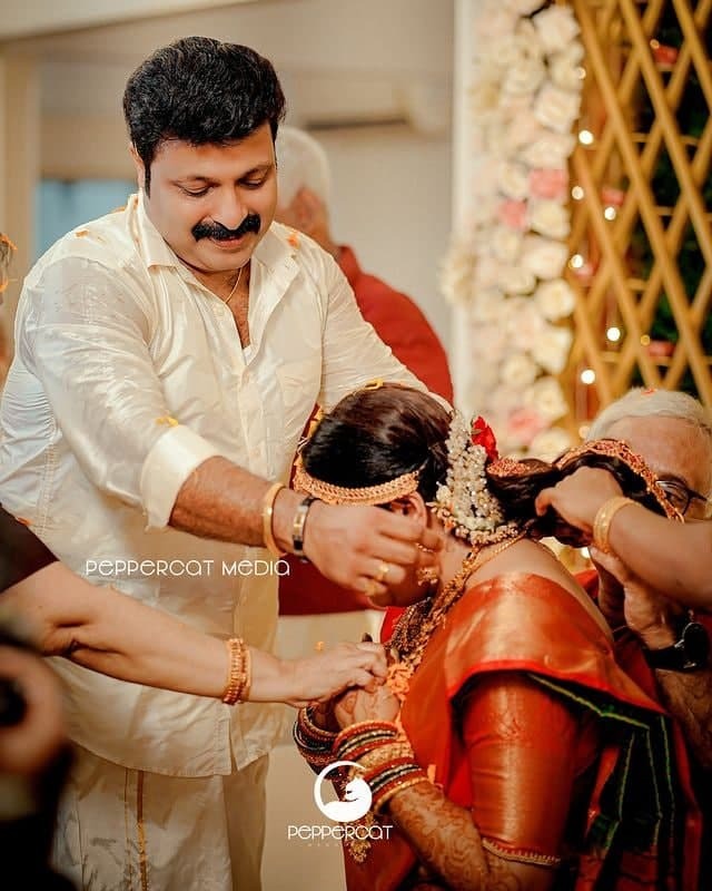 മുത്തം നല്‍കി കൂടെ കൂട്ടി!! ചന്ദ്ര ലക്ഷ്മണ്‍ ഇനി ടോഷിന്റെ 'സ്വന്തം സുജാത'... വിവാഹ ചിത്രങ്ങള്‍