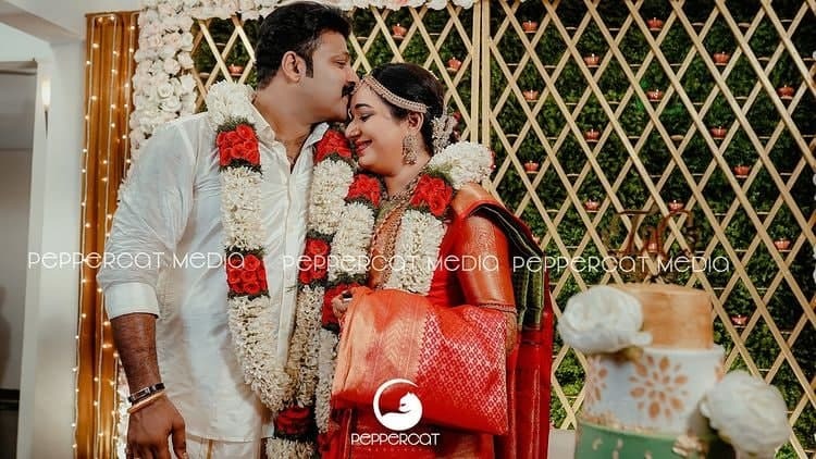 മുത്തം നല്‍കി കൂടെ കൂട്ടി!! ചന്ദ്ര ലക്ഷ്മണ്‍ ഇനി ടോഷിന്റെ 'സ്വന്തം സുജാത'... വിവാഹ ചിത്രങ്ങള്‍