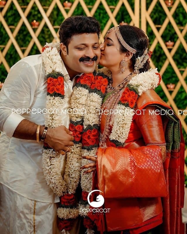 മുത്തം നല്‍കി കൂടെ കൂട്ടി!! ചന്ദ്ര ലക്ഷ്മണ്‍ ഇനി ടോഷിന്റെ 'സ്വന്തം സുജാത'... വിവാഹ ചിത്രങ്ങള്‍