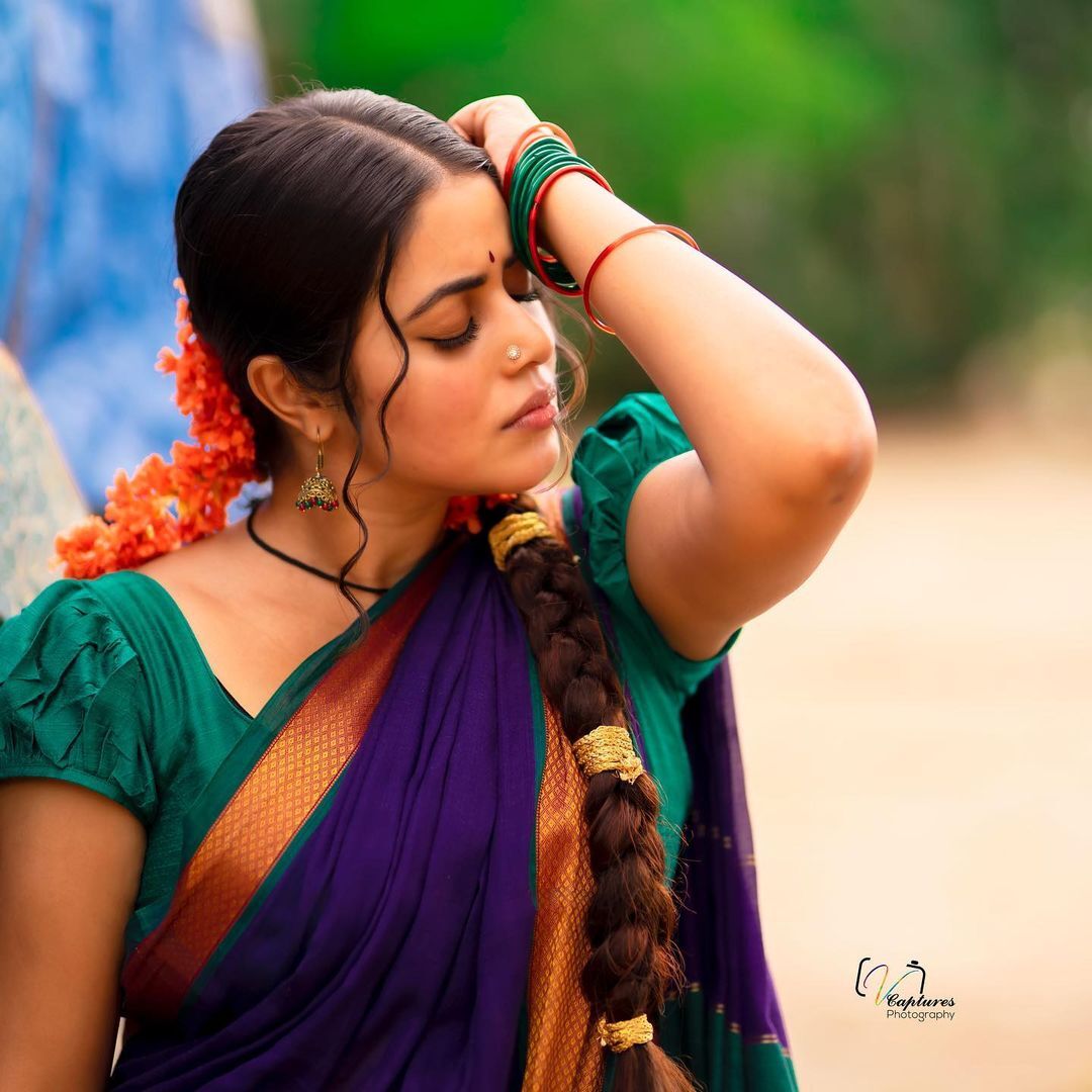 ദാവണിയുടുത്ത് നാടന്‍ ലുക്ക്; മോഡേണ്‍ ലുക്കില്‍ ഗ്ലാമറസ്; ഷംന കാസിമിന്റെ പുതിയ ചിത്രങ്ങല്‍ വൈറലാവുന്നു