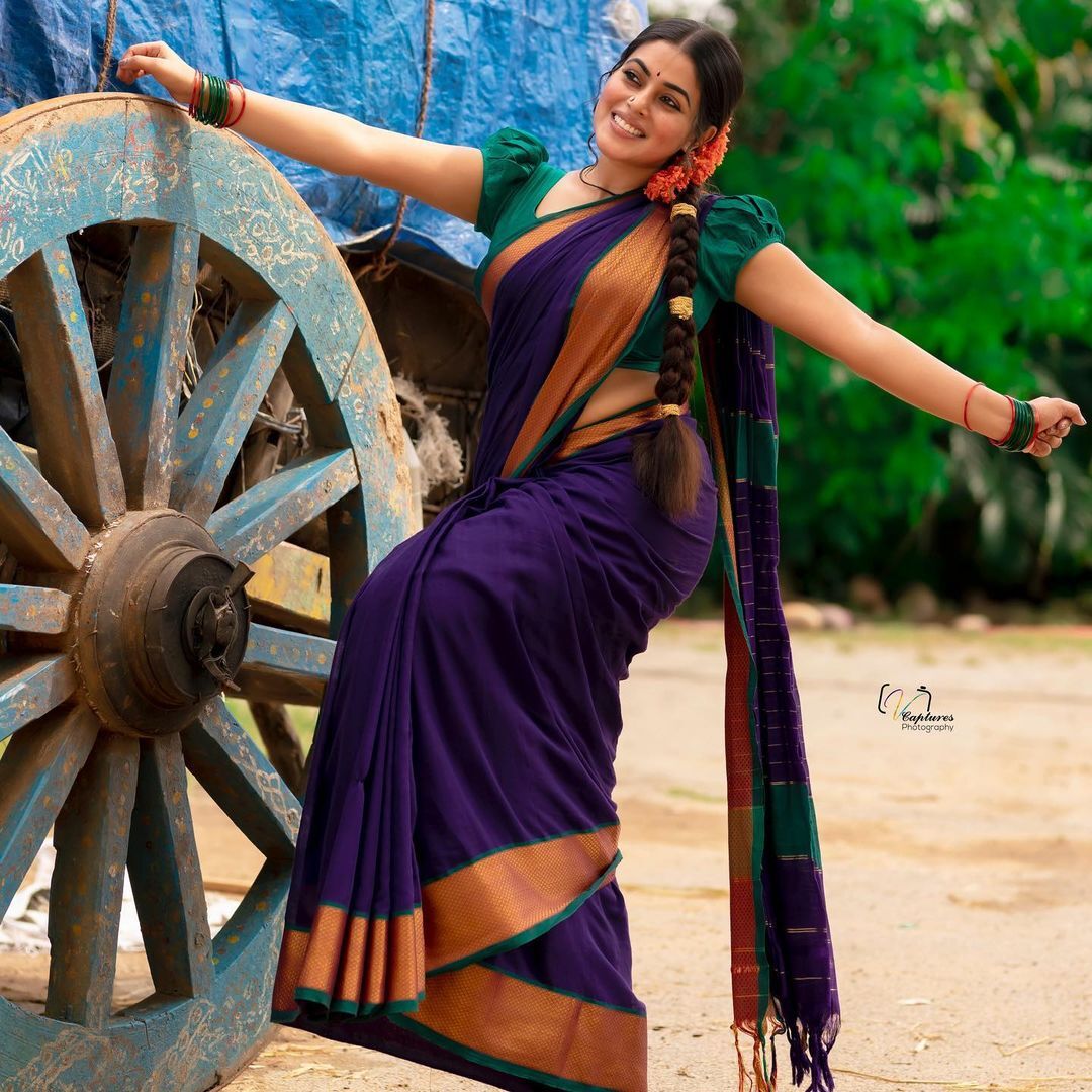 ദാവണിയുടുത്ത് നാടന്‍ ലുക്ക്; മോഡേണ്‍ ലുക്കില്‍ ഗ്ലാമറസ്; ഷംന കാസിമിന്റെ പുതിയ ചിത്രങ്ങല്‍ വൈറലാവുന്നു