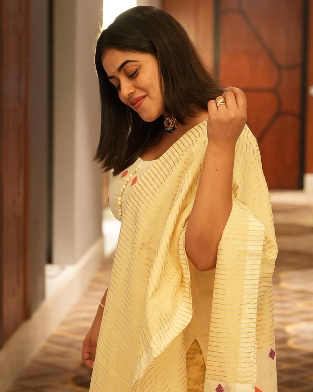 ദാവണിയുടുത്ത് നാടന്‍ ലുക്ക്; മോഡേണ്‍ ലുക്കില്‍ ഗ്ലാമറസ്; ഷംന കാസിമിന്റെ പുതിയ ചിത്രങ്ങല്‍ വൈറലാവുന്നു