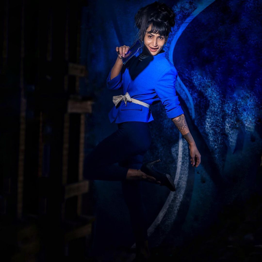 ഈ ലുക്ക് പൊളിച്ചടുക്കി: ഡിംപല്‍ ഭാലിന്റെ പുത്തന്‍ ഗെറ്റപ്പ് ഏറ്റെടുത്ത് ആരാധകര്‍ 