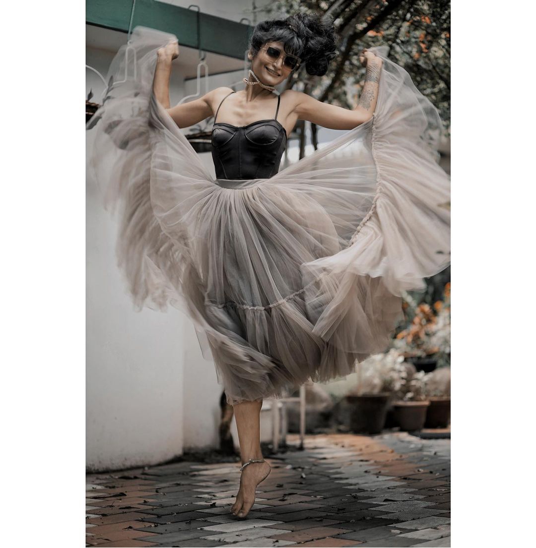 ഈ ലുക്ക് പൊളിച്ചടുക്കി: ഡിംപല്‍ ഭാലിന്റെ പുത്തന്‍ ഗെറ്റപ്പ് ഏറ്റെടുത്ത് ആരാധകര്‍ 