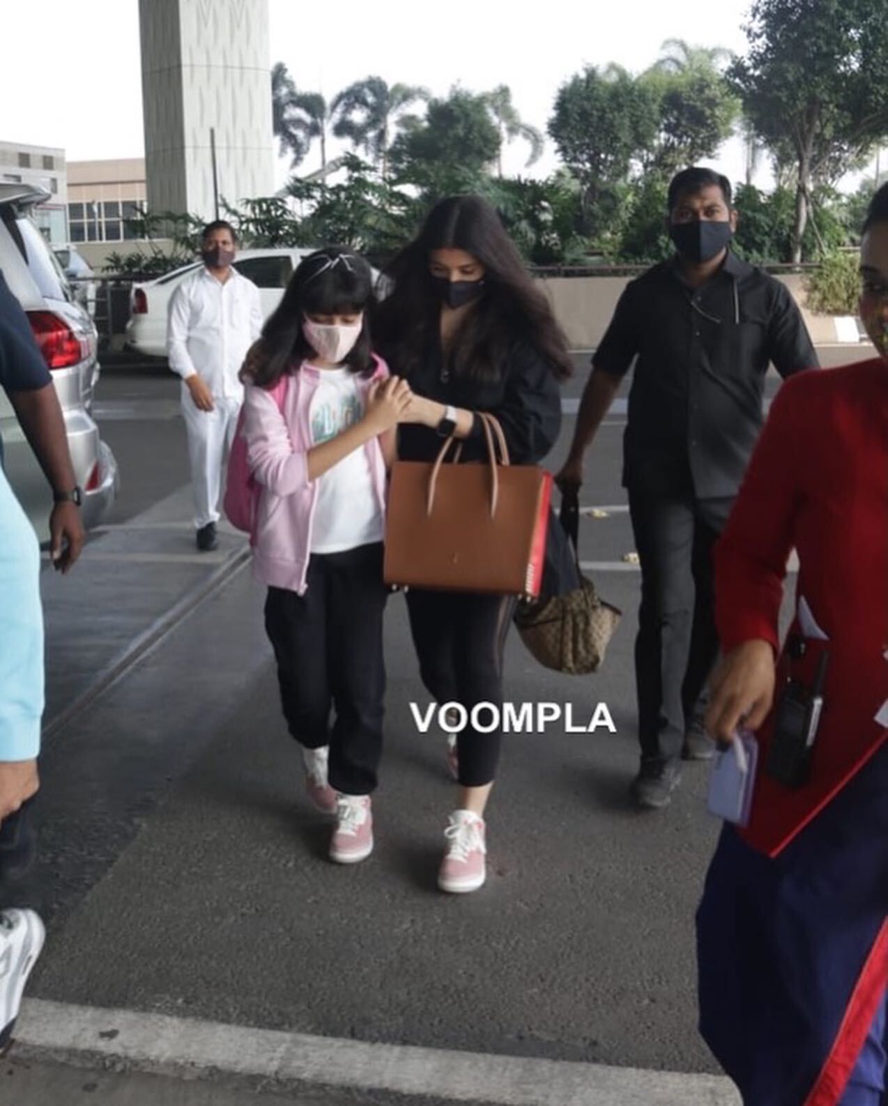 മുഖം കൊടുക്കാതെ താരസുന്ദരി; ആരാധ്യയെ വിടാതെ ഐശ്വര്യ റായ്... പുതിയ ചിത്രങ്ങള്‍ വൈറല്‍