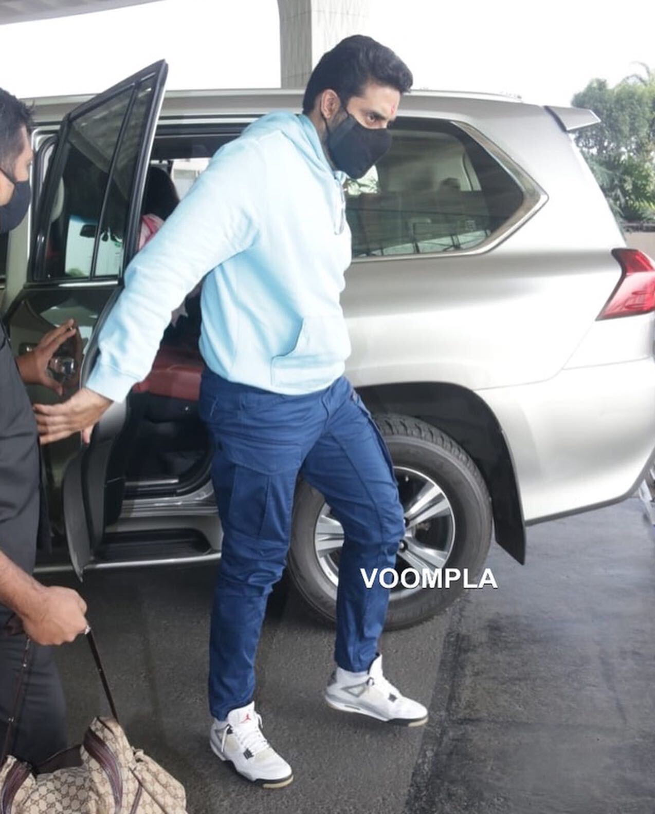 മുഖം കൊടുക്കാതെ താരസുന്ദരി; ആരാധ്യയെ വിടാതെ ഐശ്വര്യ റായ്... പുതിയ ചിത്രങ്ങള്‍ വൈറല്‍