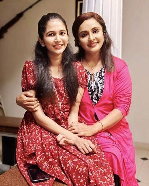 ലച്ചുവിനെ ചേര്‍ത്ത് പിടിച്ച് നീലു: നിഷ സാരംഗിന്റെയും ജൂഹി റുസ്തഗി പുതിയ ചിത്രം വൈറല്‍